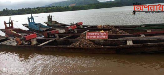 তাহিরপুর সীমান্তে বিজিবি-র অভিযানে নৌকা সহ আটক ভারতীয় গাঁজা,কয়লা ও পাথর।