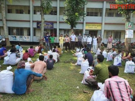 আজমিরীগঞ্জ শিবপাশায় জেলেদের মাঝে ত্রাণ বিতরণ