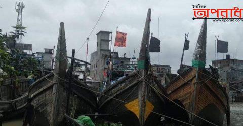 বৈরী আবহাওয়ার কারনে শরণখোলার প্রায় অর্ধ লক্ষ ইলিশ জেলে সমুদ্রে জাল ফেলতে পারছেনা