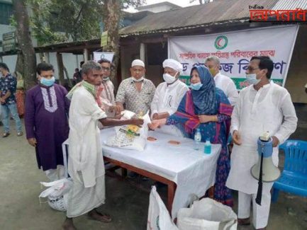 কুড়িগ্রামের ভূরুঙ্গামারীতে বন্যায় ক্ষতিগ্রস্ত পরিবারের মাঝে ফুড প্যাকেজ বিতরণ।