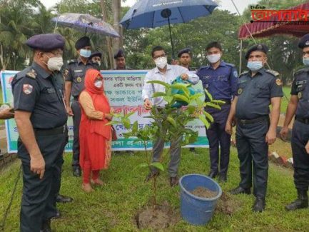 নোয়াখালীতে জাতীয় শোক দিবস উপলক্ষে বৃক্ষরোপণ কর্মসূচির উদ্বোধন।