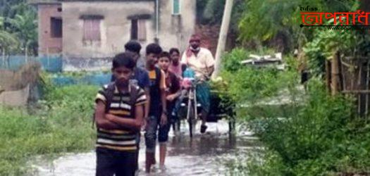 ঝিনাইদহের সাধুহাটি বালিকা বিদ্যালয়ের রাস্তাটি এখন পানির নিচে