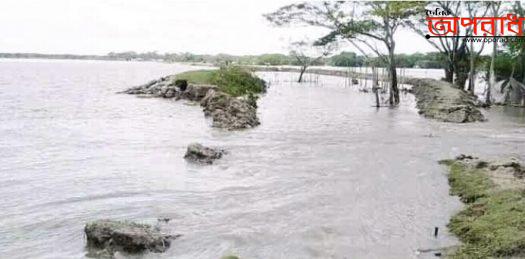 মোংলায় টানা বৃষ্টি আর জোয়ারের পানি বৃদ্ধিতে প্লাবিত নিম্নাঞ্চল,ভেসে গেছে ১৭৬৫ চিংড়ি ঘের,আর্থিক ক্ষতিতে চাষীরা।