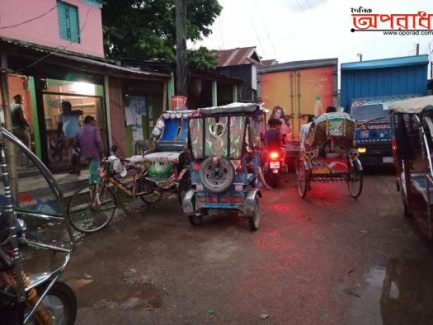 আজমিরীগঞ্জে নিচ বাজারের ট্রাফিক জ্যামে জনসাধারণের দুর্ভোগ