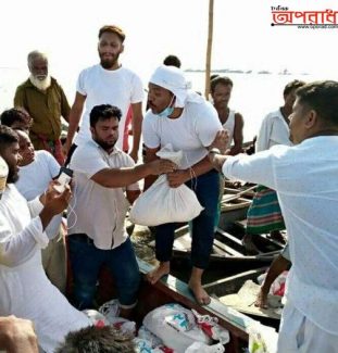 সিরাজদিখান উপজেলার সমাজিক সংগঠনগুলো লৌহজং বানভাসিদের  মাঝে  উপহার সামগ্রী বিতরন করেন।