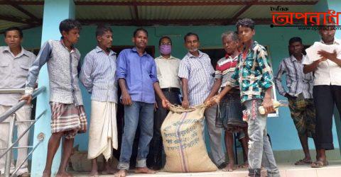 চুনারুঘাটে ৫৭টি দরিদ্র পরিবার পেল প্রধানমন্ত্রীর উপহার”উপহার সামগ্রী মধ্যে ছিল নগদ অর্থ এবং চাল ডাল লবণসহ ১৭ কেজি খাদ্য সামগ্রী