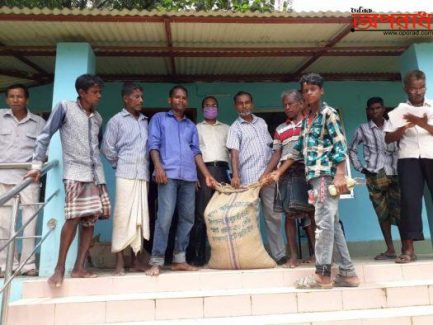 চুনারুঘাটে ৫৭টি দরিদ্র পরিবার পেল প্রধানমন্ত্রীর উপহার”উপহার সামগ্রী মধ্যে ছিল নগদ অর্থ এবং চাল ডাল লবণসহ ১৭ কেজি খাদ্য সামগ্রী