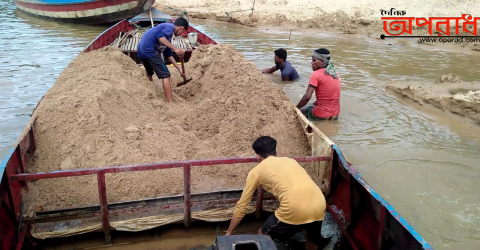 তাহিরপুর সীমান্তে বালু উত্তোলনে নিষেধাজ্ঞা থাকলেও,মানছেনা বালু খেকোরা