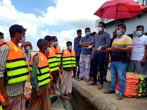 আজমিরীগঞ্জে নৌ দূর্ঘটনা এড়াতে মাঝিদের লাইফ জ্যাকেট বিতরণ