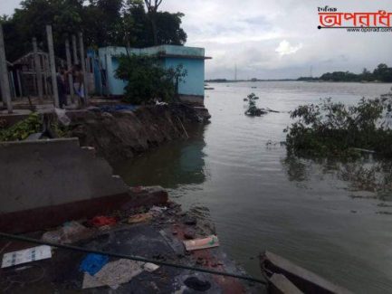 মুন্সীগঞ্জ সিরাজদিখানে নদীগর্ভে ২০ টি বাড়ি বিলিন হয়ে গেছে, দিশেহারা গ্রামবাসী।