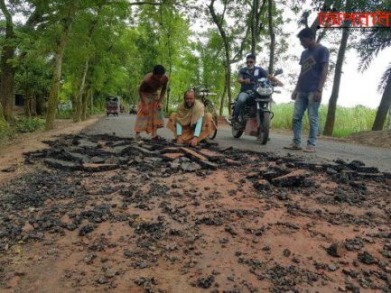 ঢালাইয়ের ৭ দিনের মাথায় পিচ উঠে যাওয়া সড়ক পরিদর্শনে দুদক