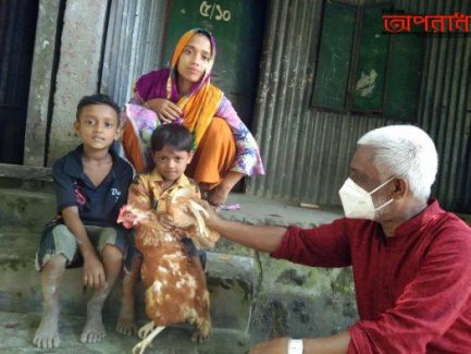 কাউখালীতে অসহায় পরিবারে পাশে মানবতার ফেরিওয়ালা খসরু