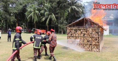 নোয়াখালীতে পুলিশ সদস্যদের অগ্নিনির্বাপন মহড়া অনুষ্ঠিত।