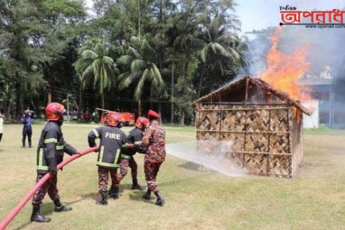 নোয়াখালীতে পুলিশ সদস্যদের অগ্নিনির্বাপন মহড়া অনুষ্ঠিত।