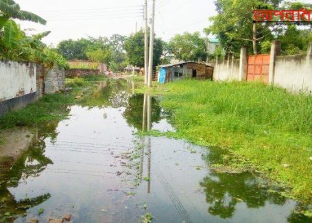 যশোরে বৃষ্টিতে রাস্তায় হাঁটু পানি, দুর্ভোগ পোহাতে হচ্ছে এলাকাবাসীর