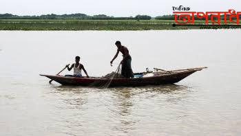 দীর্ঘ দুইমাস পর জীবিকার সন্ধানে নদীতে জেলেরা