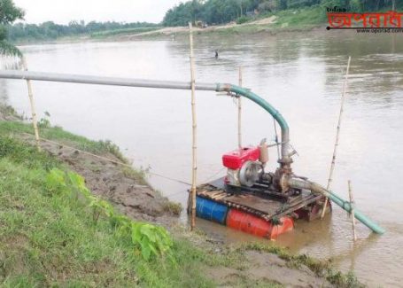 চুনারুঘাটে খোয়াই নদী থেকে বালু উত্তোলন হুমখীর  মুখে সেতু প্রতিরক্ষা বাঁধ বাড়িঘর