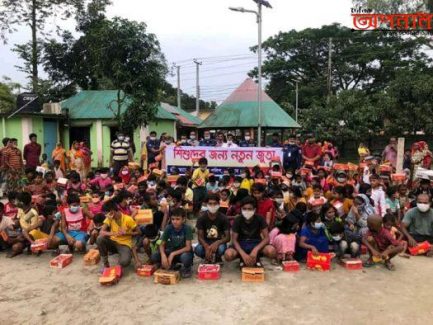 কুড়িগ্রাম জেলায় ২০০ জন শিশুর মাঝে জুতা বিতরন করলেন পুলিশ সুপার।