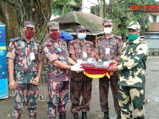 দূর্গাপুজা উপলক্ষে হিলি সীমান্তে মিষ্টি উপহার দিয়ে শুভেচ্ছা জানিয়েছে বিজিবি ও বিএসএফ