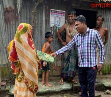 ১নং আজমিরীগঞ্জ সদর ইউনিয়নে সনাতন ধর্মাবলম্বীদের মাঝে মোবারুলের শাড়ি-পাঞ্জাবী বিতরনঃ