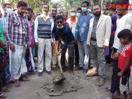 কুষ্টিয়া খোকসা পৌরসভার রাস্তার কাজের শুভ উদ্বোধন করলেন পৌর মেয়র তারিকুল ইসলাম তারিক