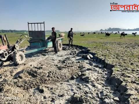 আজমিরীগঞ্জে সরকারি খাস জমি থেকে অবৈধ ভাবে মাটি উত্তোলনে মোবাইল কোর্টের কারাদন্ড