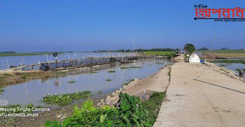 বদলপুরের পাহাড়পুর – মার্কুলি রাস্তার নিকলীর ঢালায় সাঁকো নির্মাণ করে নিয়ম বহির্ভূত ভাবে অতিরিক্ত অর্থ আদায়ের অভিযোগ