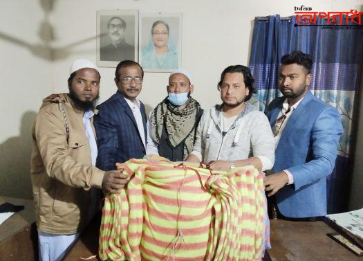 প্রবাসী জয় নেহাল ও রত্নার পক্ষ থেকে কুষ্টিয়া দৌলতপুর বাঁধের বাজার মাদ্রাসায় কম্বল বিতরণ করলেন