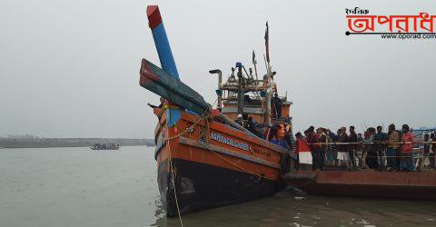 বঙ্গোপসাগরের ফিশিং ট্রলারসহ ১৬ জেলে আটক