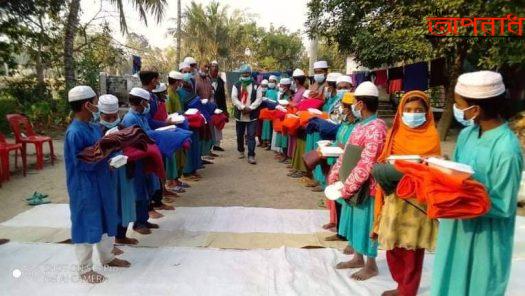 শার্শায় এতিমদের মাঝে উদ্ভাবক মিজানের রান্না করা খাবার কম্বল বিতরণ