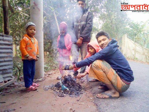 যশোরে প্রচন্ড শীত, গ্রাম গঞ্জে আগুন জ্বালিয়ে শীত নিবারণের চেষ্টা