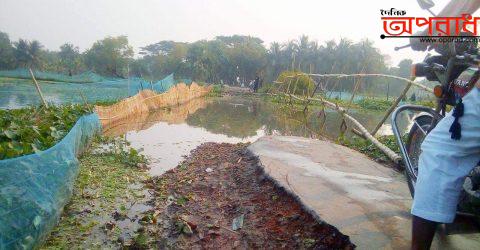 মনিরামপুর পাকা রাস্তায়, হাটু পানি চলাচলে দুর্ভোগ