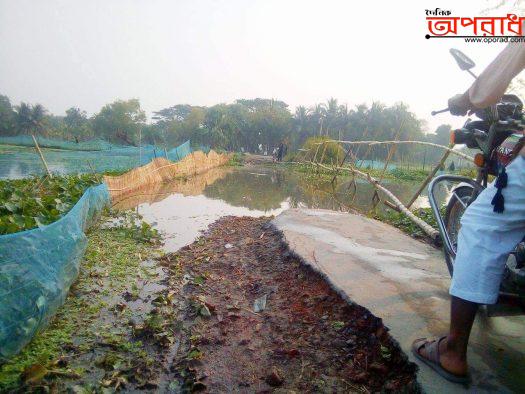 মনিরামপুর পাকা রাস্তায়, হাটু পানি চলাচলে দুর্ভোগ