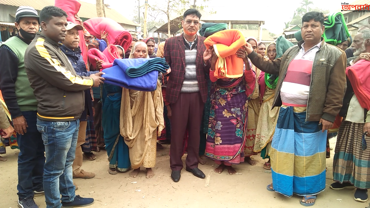 তাহিরপুরে শীত বস্ত্র বিতরন করেন ভাইস-চেয়ারম্যান হাজ্বী রিয়াজ উদ্দীন খন্দকার লিটন