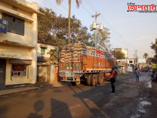 হিলি স্থলবন্দর দিয়ে পেঁয়াজ আমদানি শুরু