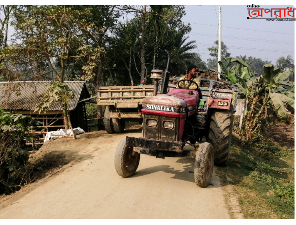 নিষিদ্ধ ট্রাক্টরের দখলে কালীগঞ্জের রাস্তা, যন্ত্রদানব নিষিদ্ধ ট্রাক্টরে অতিষ্ঠ জনজীবন।