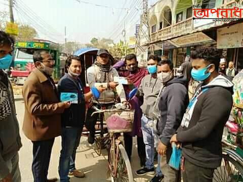 কুষ্টিয়া জেলা ইউনাইটেড অনলাইন প্রেস ক্লাবের পক্ষ থেকে মাক্স বিতরণ