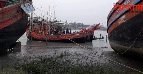 দুই ফিশিং ট্রলারসহ ২৮ ভারতীয় জেলে  আটক