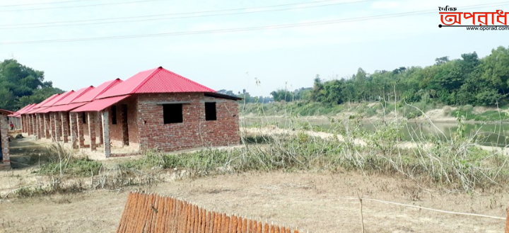 মনুনদীর প্রতিরক্ষা বাঁধের ভেতর নির্মাণ হচ্ছে গৃহহীনদের ঘর,বন্যাভীতি