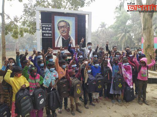 হিলিতে খুদ্র নৃ গোষ্ঠি ছাত্রদের মাঝে শিক্ষা উপকরন প্রদান