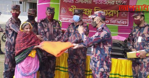 হিলিতে শীতার্তদের শীতবস্ত্র দিলেন বিজিবি