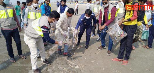 কুয়াকাটা সৈকত পরিষ্কার-পরিচ্ছন্নতা অভিযানে ট্যুরিস্ট পুলিশ ॥