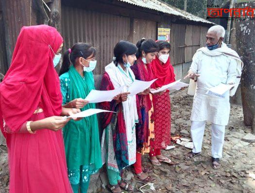 কাউখালীতে শিক্ষার্থীদের হাতে দেওয়া হল বঙ্গবন্ধুর স্বহস্তে লিখিত চিঠি।