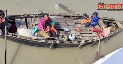 দুই কন্যা আর দুই শিশু পুত্রকে নিয়ে নদীতে নৌকায় করে ভিক্ষা