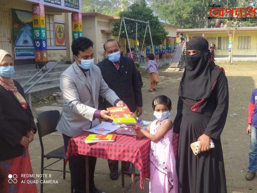 জীবননগর উপজেলা নির্বাহী ম্যাজিস্ট্রেট এর উপস্থিতিতে দৌলৎগঞ্জ মডেল সরকারি প্রাথমিক বিদ্যালয়ে ব‌ই বিতরণ।