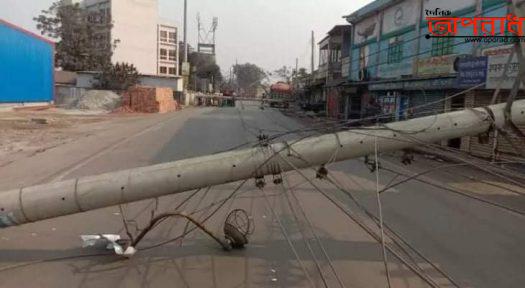 বিদ্যুৎ এর পোল ভেঙে পড়ায় নওয়াপাড়া হাইওয়ে রোড়ে চলাচলে জনদুর্ভোগ