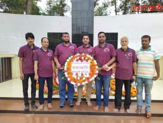 হাটহাজারী কেন্দ্রিয় শহীদ মিনারে হাটহাজারী প্রেস ক্লাবের সদস্যবৃন্দ