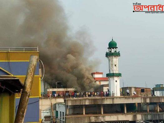 কুষ্টিয়ায় রাসায়নিক গুদামে ভয়াবহ অগ্নিকাণ্ড: ফায়ার সার্ভিসের একজন কর্মকর্তা আহত