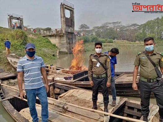 হালদা অভিযানে বালু উত্তোলন ব্যবহৃত ইঞ্জিন ও জাল জব্দ।