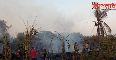 আগুন কেড়ে নিল ৩টি পরিবারের সর্বস্ব